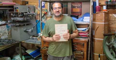 Bari, la storia di Gianluigi: rilega e restaura libri con ago, filo e strumenti d'epoca
